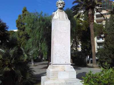 Il mezzo busto di Pietro Ravanas, imprenditore francese: fu promotore di nuove tecniche per produrre l'olio in Puglia. Si trova anch'essa in piazza Garibaldi